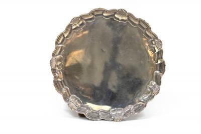 Appraisal: A silver salver Mappin Webb London with pie crust edge