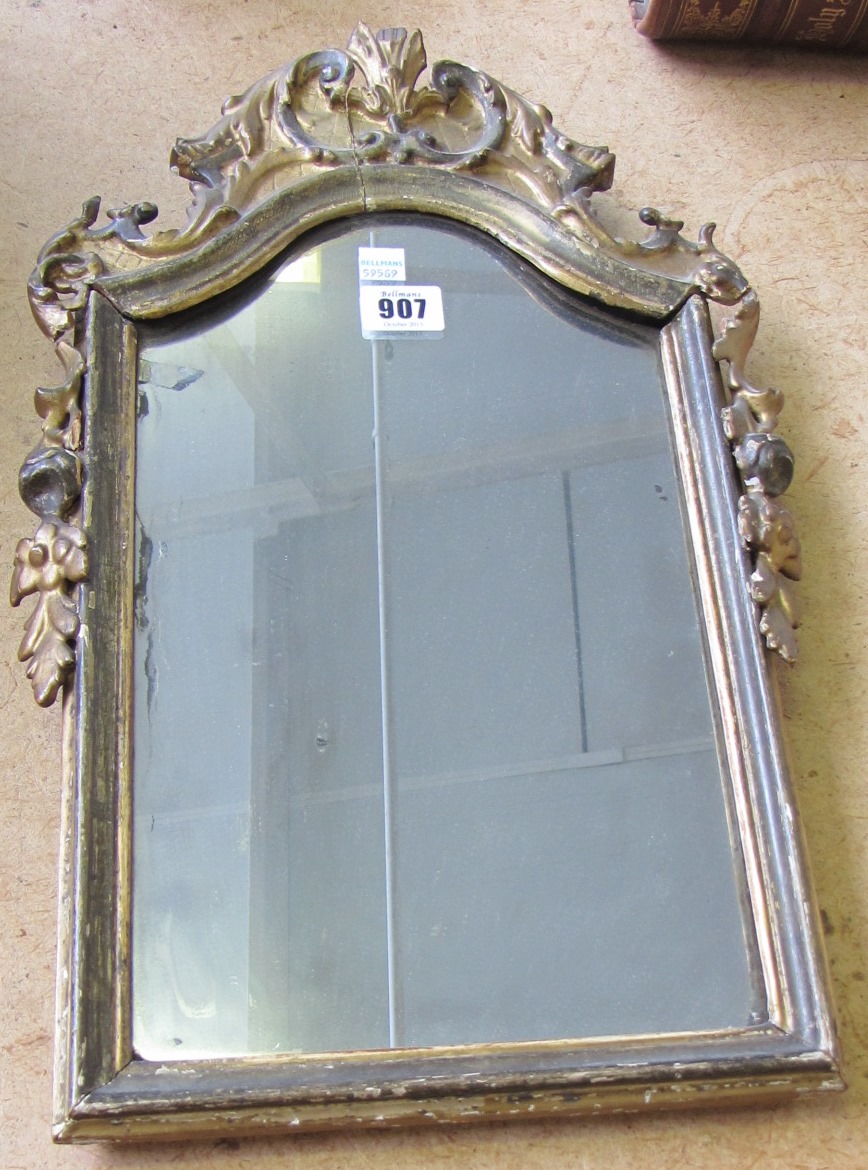 Appraisal: A small George I gilt framed wall mirror with arch