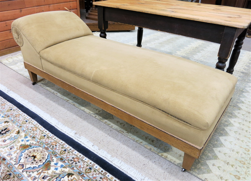 Appraisal: AN UPHOLSTERED OAK CHAISE LOUNGE American first quarter of the