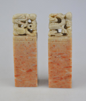 Appraisal: Two Chinese soapstone seals