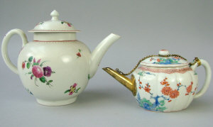 Appraisal: A Worcester porcelain teapot th century shaped bun final scalloped