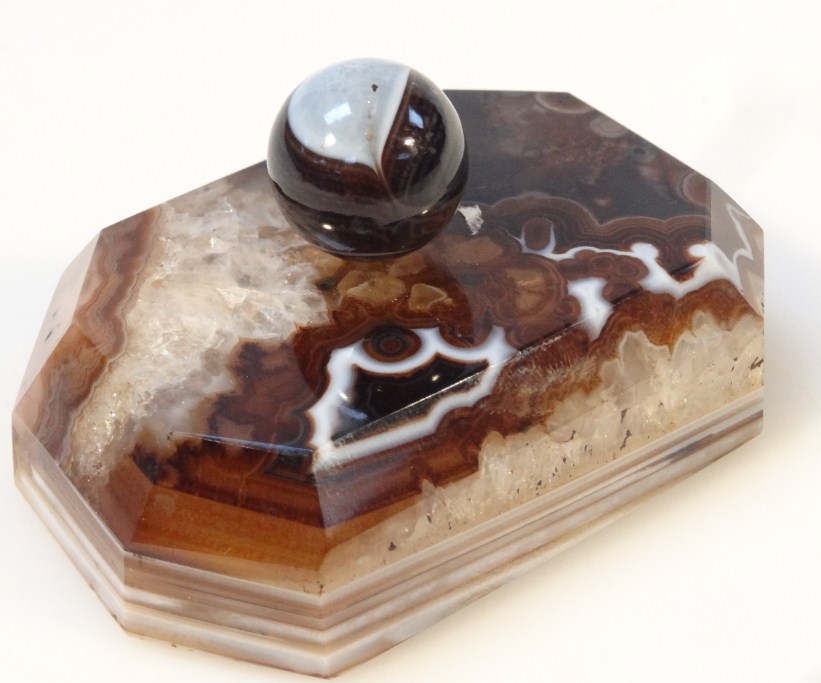 Appraisal: A solid polished agate desk seal of octagonal outline with