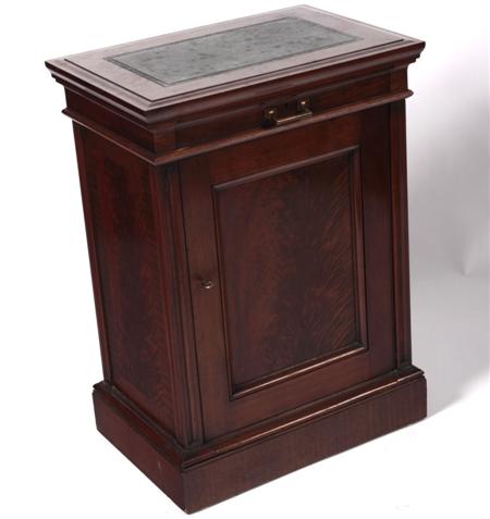 Appraisal: A fine Edwardian mahogany side cabinet the moulded rectangular top