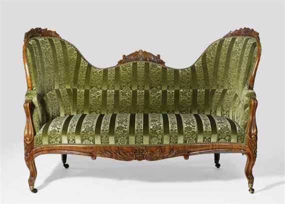 Appraisal: SOFA Louis Philippe Italien Mitte Jh Nussbaum beschnitzt mit Blumen