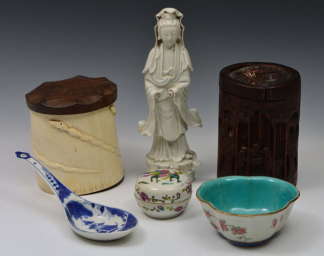 Appraisal: A GROUP OF ITEMS viz a Chinese small bowl and