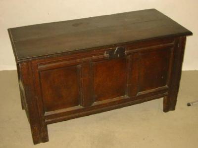 Appraisal: AN OAK PANELLED COFFER with moulded edged plank lid the