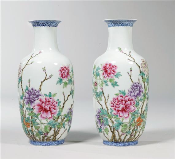 Appraisal: A PAIR OF FAMILLE ROSE VASES China th c Height