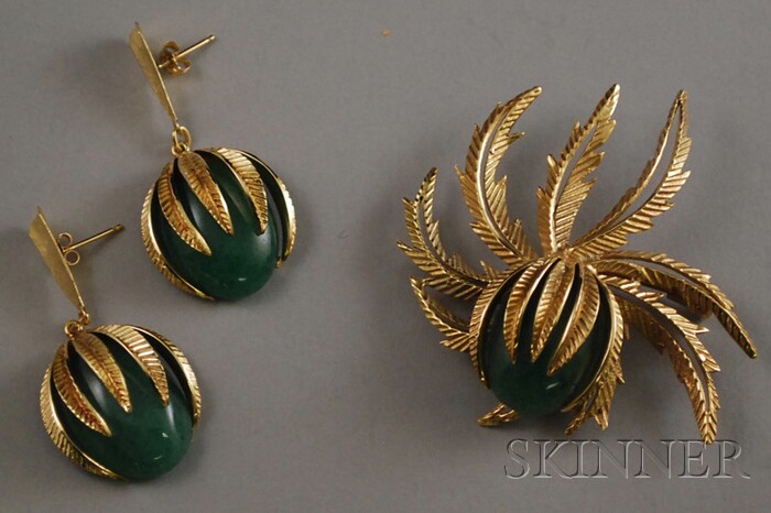 Appraisal: kt Gold and Green Hardstone Brooch and Matching Earrings total