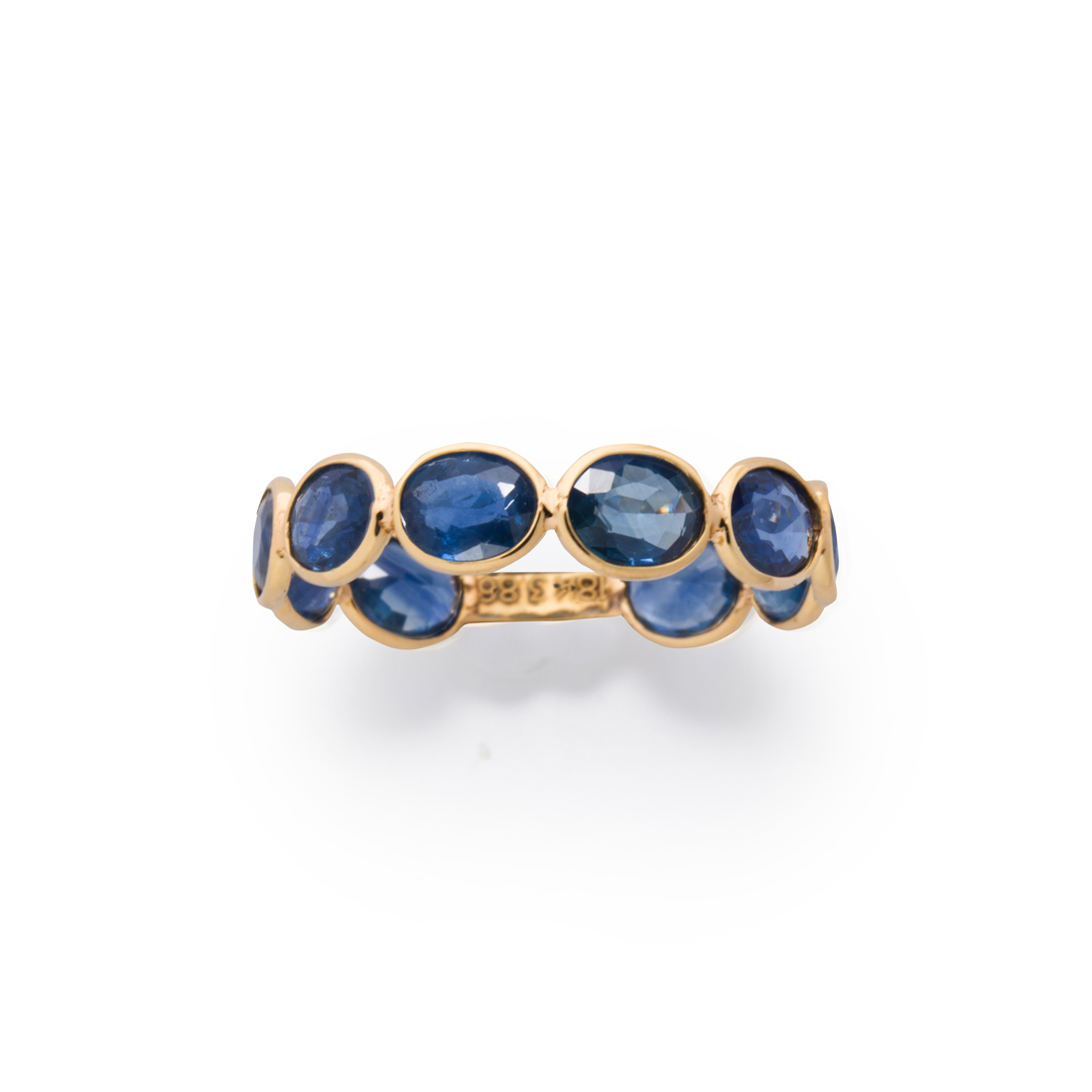 Appraisal: A SAPPHIRE AND EIGHTEEN KARAT GOLD RING A sapphire and