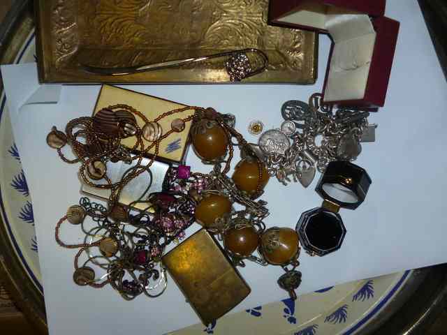 Appraisal: A SMALL QUANTITY OF SILVER AND OTHER JEWELLERY to include