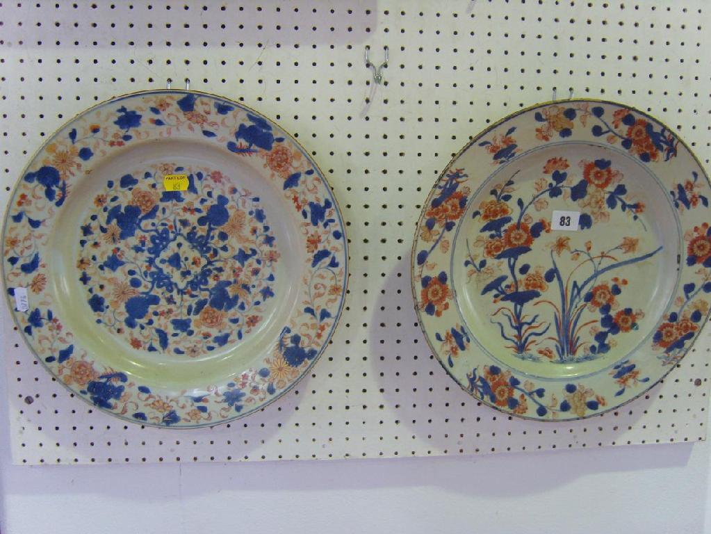 Appraisal: Two th century Chinese porcelain plates each with floral detail