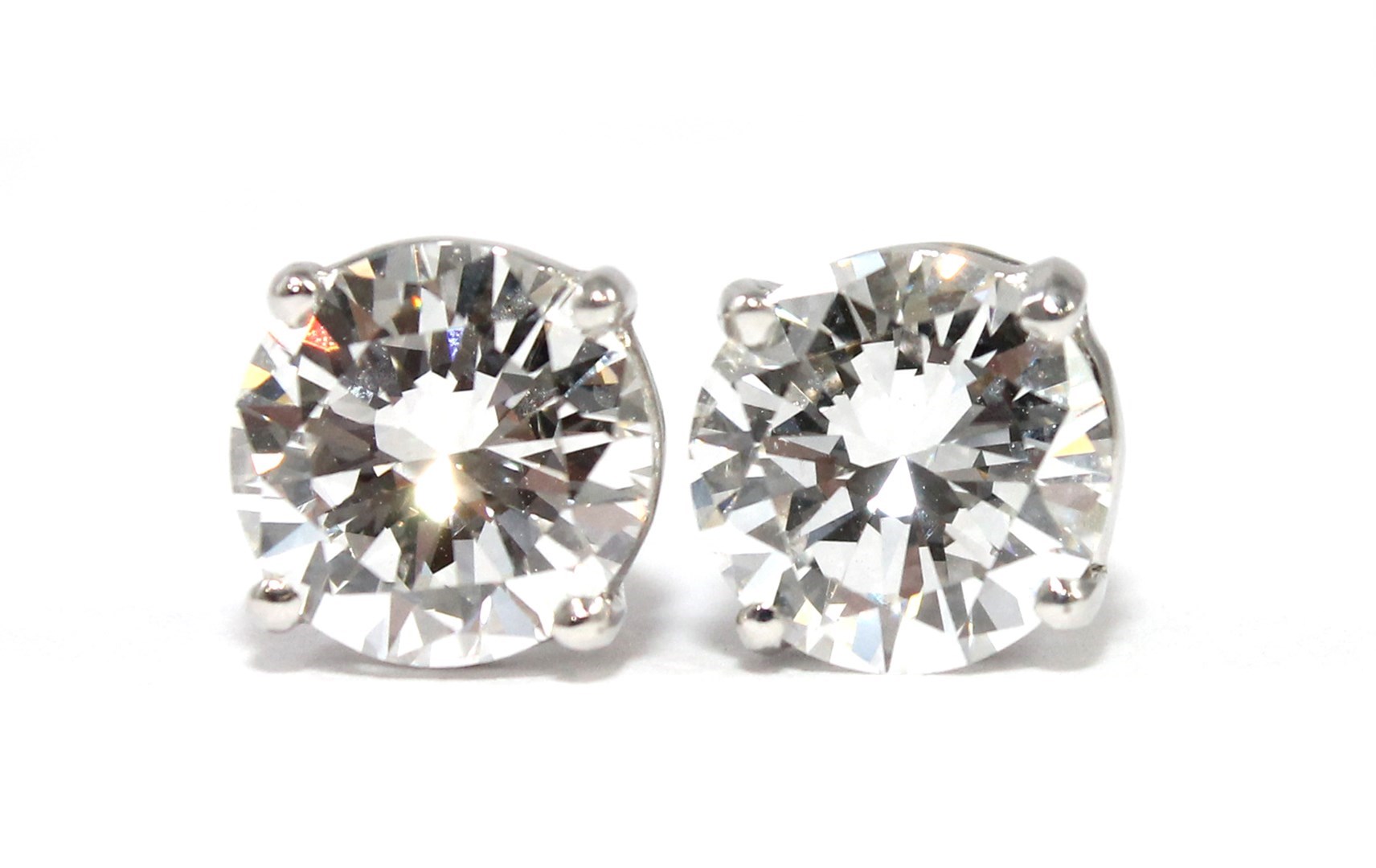 Appraisal: A pair of diamond set single stone earrings each claw