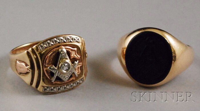 Appraisal: Two Gentleman's Gold Masonic Rings a kt tricolor gold and