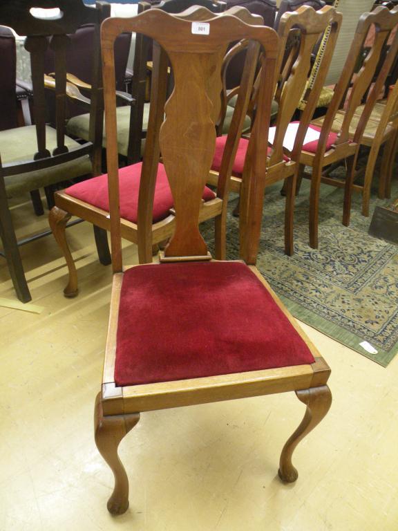 Appraisal: A set of four walnut dining chairs in the Queen