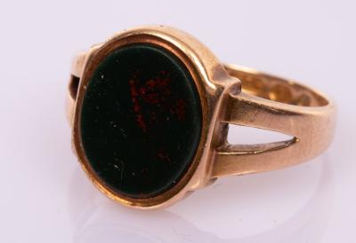 Appraisal: A gentleman's Edwardian bloodstone signet ring set in ct rose