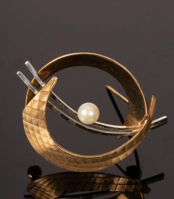 Appraisal: A bi-colour ct gold brooch of stylised circular shape centred