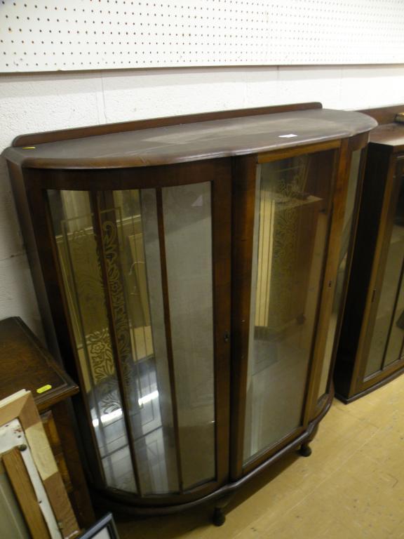 Appraisal: A walnut display cabinet and a nest of onyx and