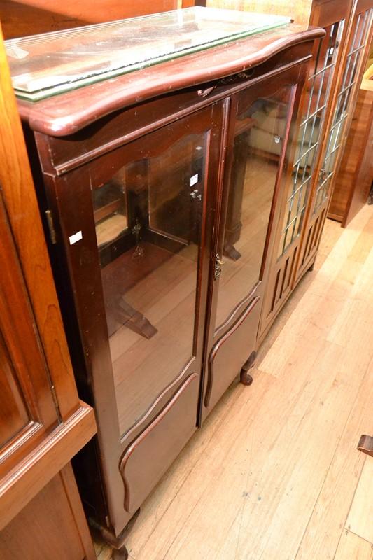 Appraisal: A QUEEN ANNE STYLE CRYSTAL CABINET WITH SHELVES A QUEEN