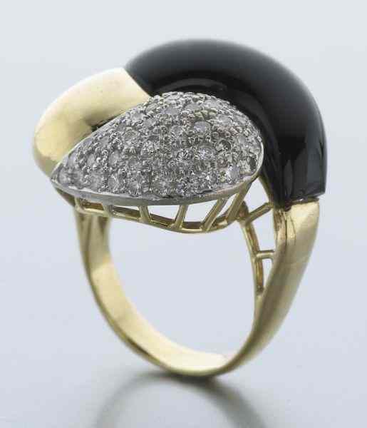 Appraisal: K gold diamond and black onyx dinner ringmounted with round