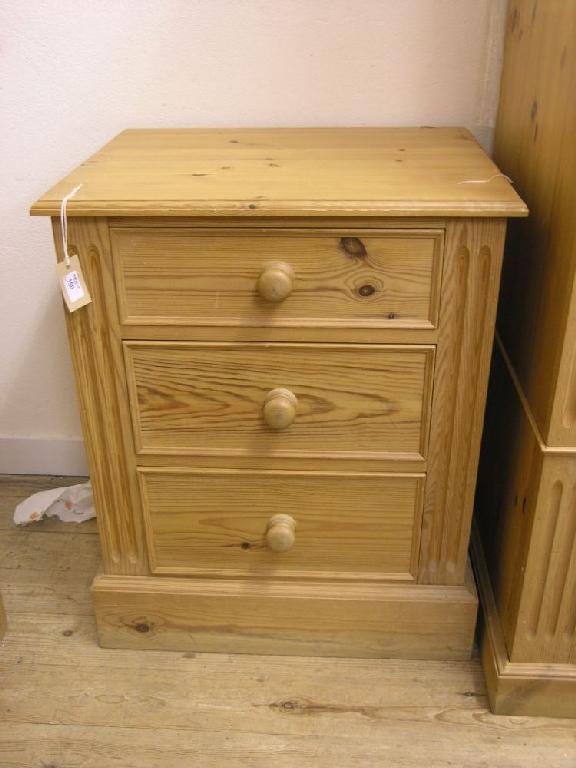 Appraisal: A modern waxed pine bedside chest of three short drawers