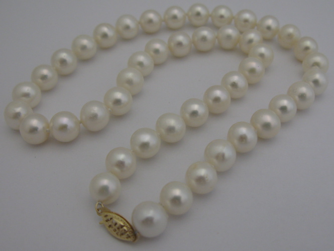 Appraisal: WHITE PEARL AND K GOLD NECKLACE in length and strung