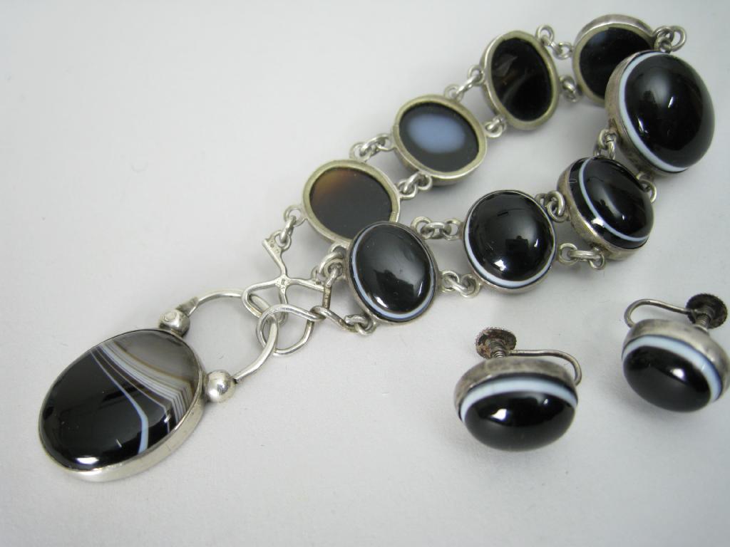 Appraisal: A ringed Agate Bracelet with padlock fastener set in white