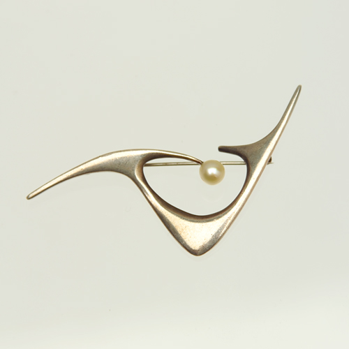 Appraisal: ED WIENER Biomorphic brooch in sterling silver with pearl Stamped