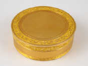 Appraisal: A fine French two colour gold snuff box with foliate