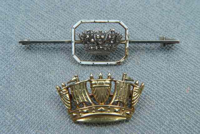 Appraisal: A ct GOLD CORONET BROOCH together with a diamond and