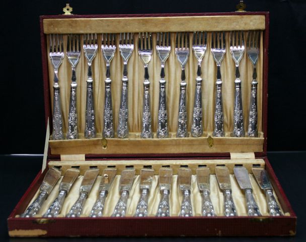 Appraisal: A boxed set of twelve fish knives and forks with