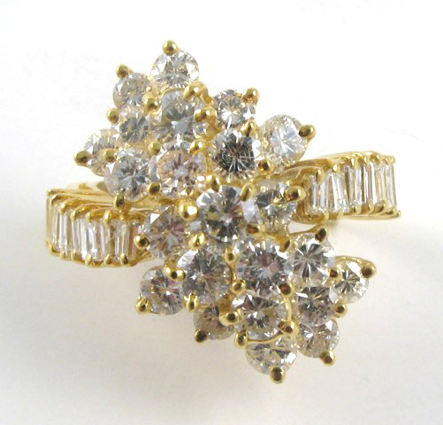 Appraisal: DIAMOND AND YELLOW GOLD CLUSTER RING The k gold ring