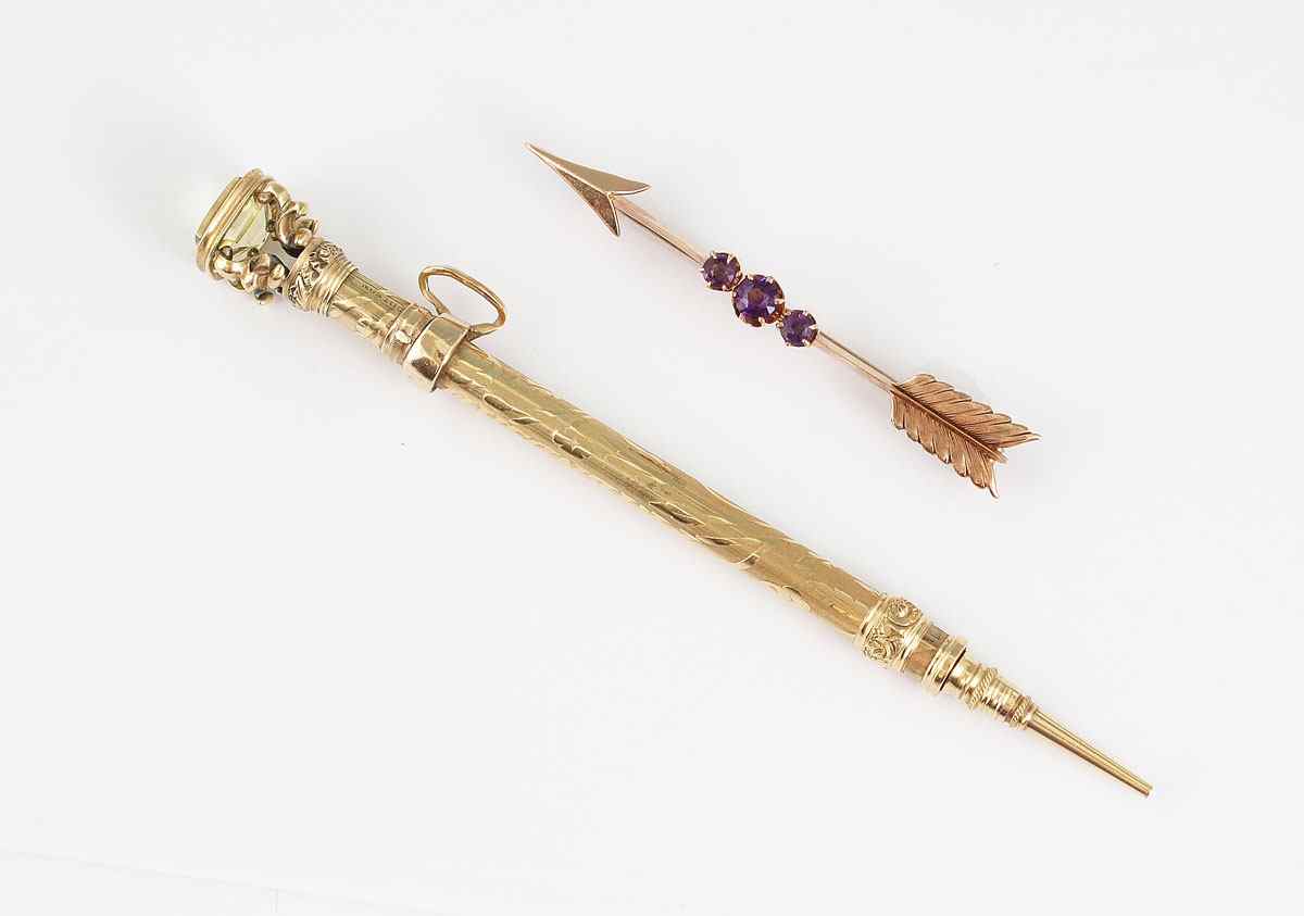 Appraisal: VICTORIAN GOLD PENCIL AND GOLD ARROW PIN K yellow gold