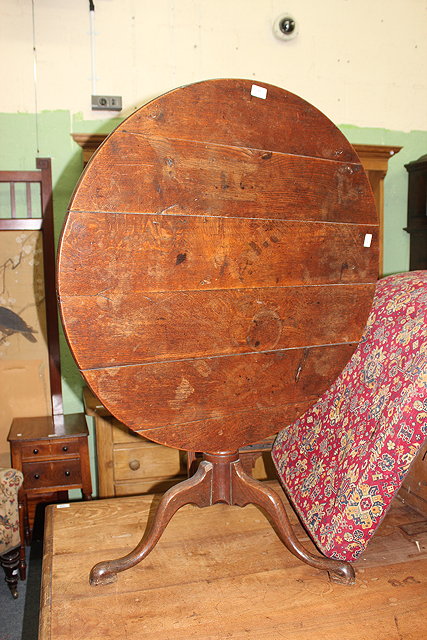 Appraisal: A CIRCULAR OAK SUPPER TABLE with turned column support and