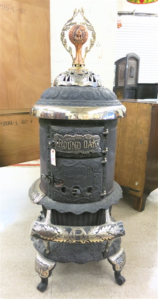 Appraisal: AN AMERICAN CAST IRON HEATING STOVE the Round Oak Stove