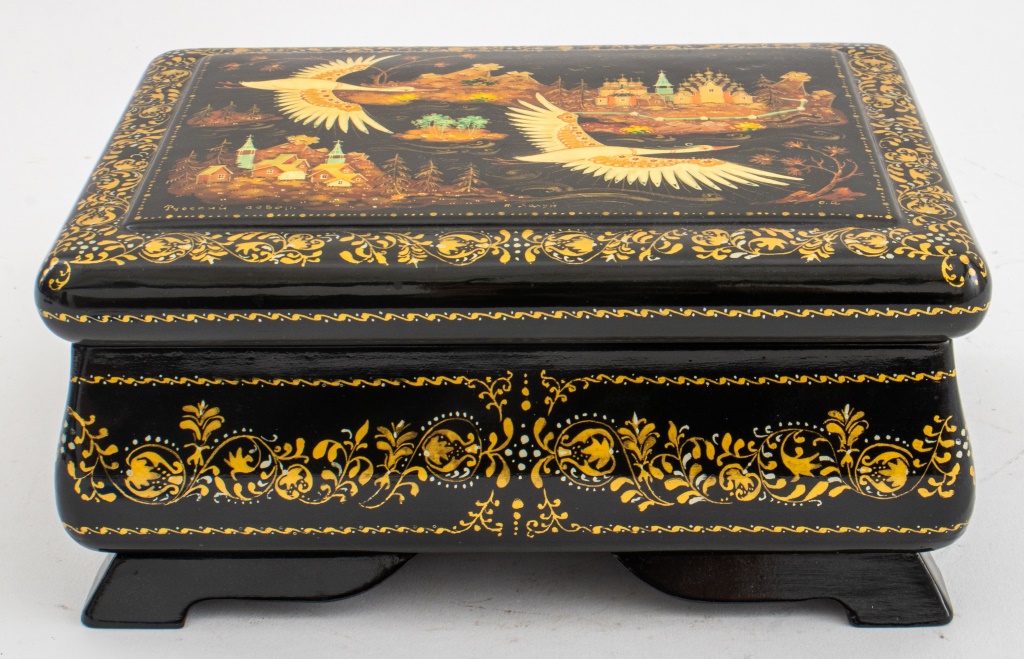 Appraisal: LARGE RUSSIAN LACQUER CASKET KHOLUI TH C Large Russian lacquer