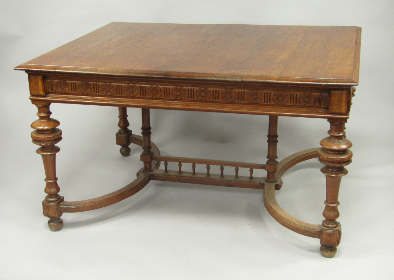 Appraisal: A Carolean style draw leaf dining table late thC with