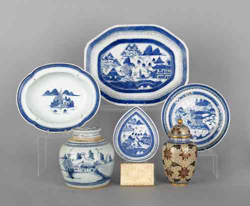 Appraisal: Five pieces of Chinese blue and white export porcelain to