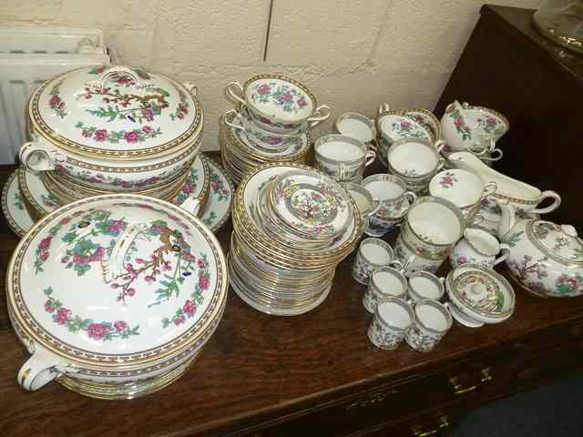 Appraisal: AN AYNSLEY INDIA TREE PATTERN DINNER SERVICE plates bowls vegetable