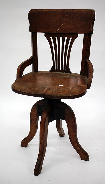 Appraisal: A LATE TH CENTURY AMERICAN OAK ROTATING DESK CHAIR with