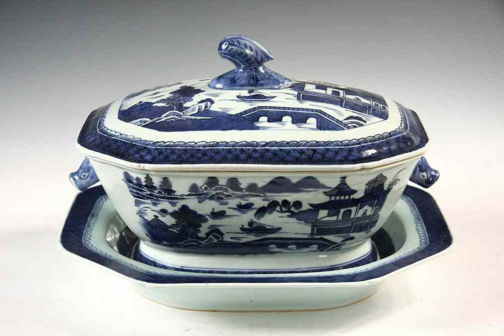 Appraisal: SOUP TUREEN - Mid th c Chinese Export finely painted