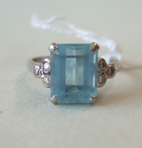 Appraisal: A rectangular cut aquamarine and diamond ring the pale blue