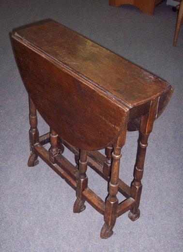 Appraisal: A th Century oak gateleg table on turned supports united