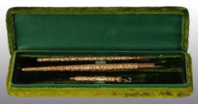 Appraisal: K Gold -Piece Pen Pencil Button Hook Set Description In