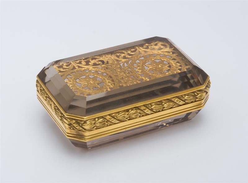 Appraisal: K GOLD-MOUNTED QUARTZ VINAIGRETTE The beveled chamfered rectangular case with