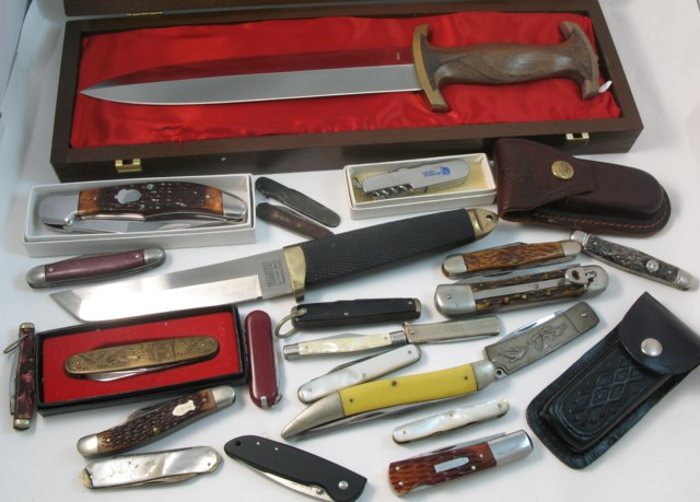 Appraisal: COLLECTION OF TWENTY SIX KNIVES including folding blades in brands