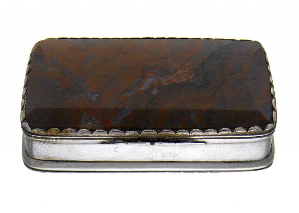 Appraisal: A SILVER AND HARDSTONE SNUFF BOX the lid and base