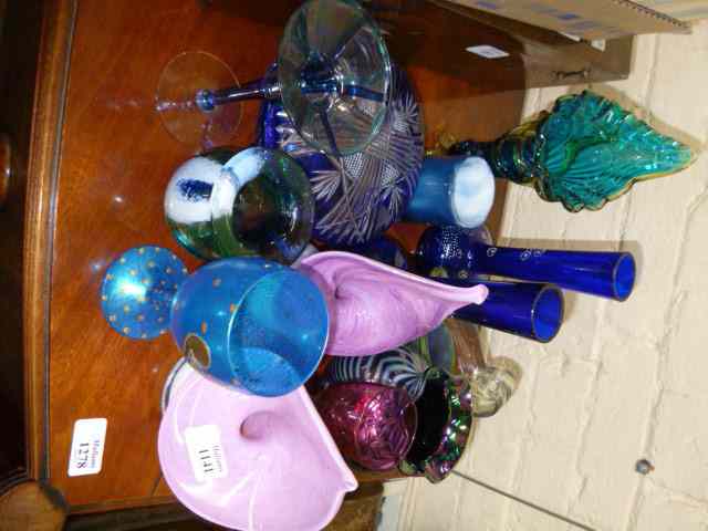 Appraisal: A SMALL QUANTITY OF ART GLASS to include a small