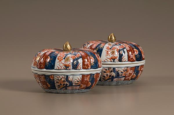 Appraisal: IMARI-STYLE COVERED BOWLS Japanese th century A pair of melon-shaped