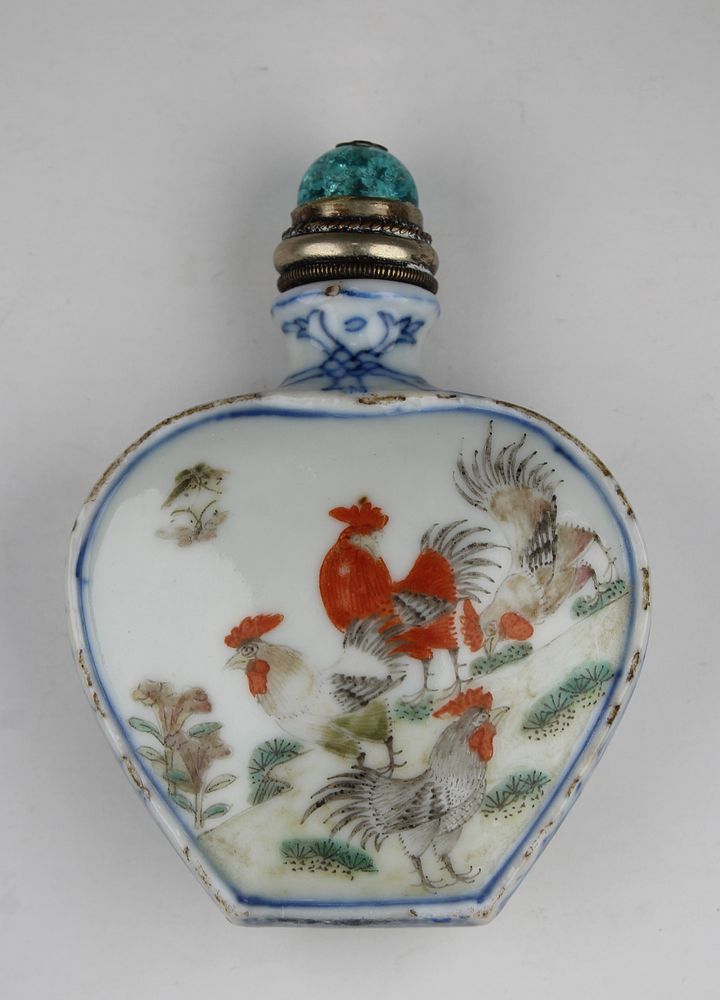 Appraisal: Chinese Ch'ien-lung Period Porcelain Snuff Bottle Chinese Ch'ien-lung Period Porcelain