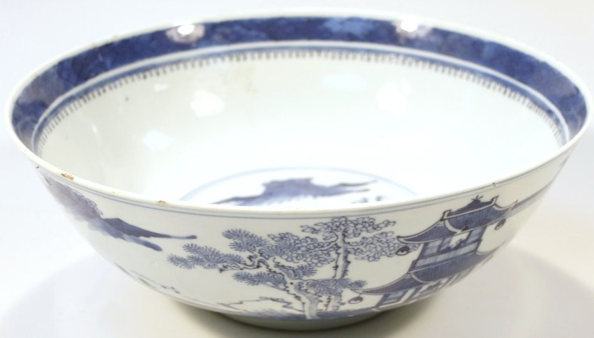 Appraisal: A late Qing period Chinese blue and white porcelain bowl